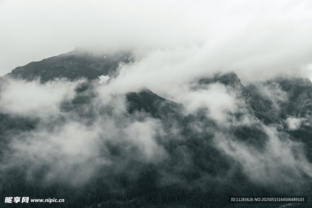 云雾缭绕的山峦美景