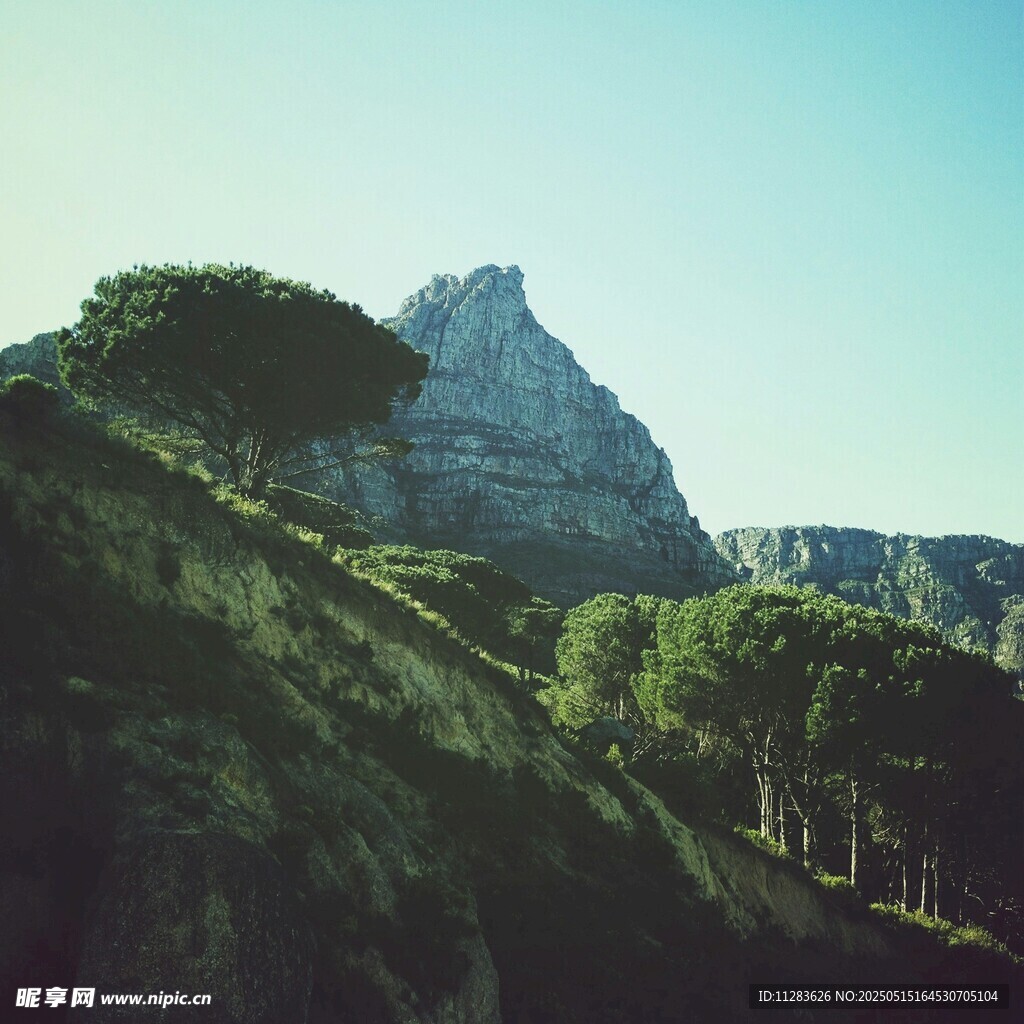 山峦绿意间的自然美景