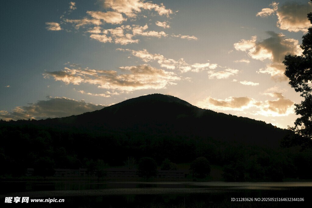 夕阳下的山峦与天空