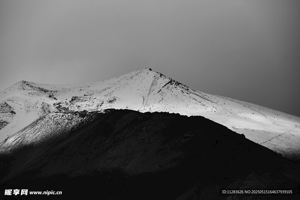 黑白雪山景致