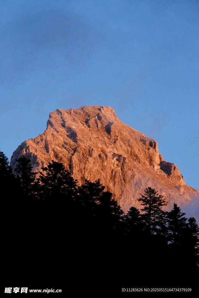 夕阳下的壮丽山峰