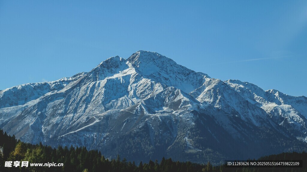 巍峨雪山壮丽景致