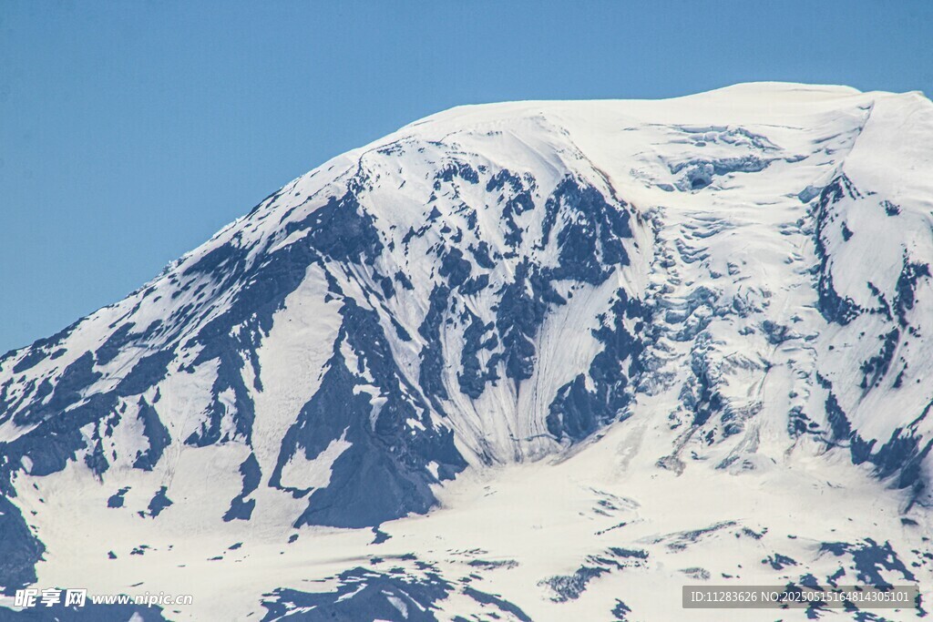 巍峨雪山壮丽景致