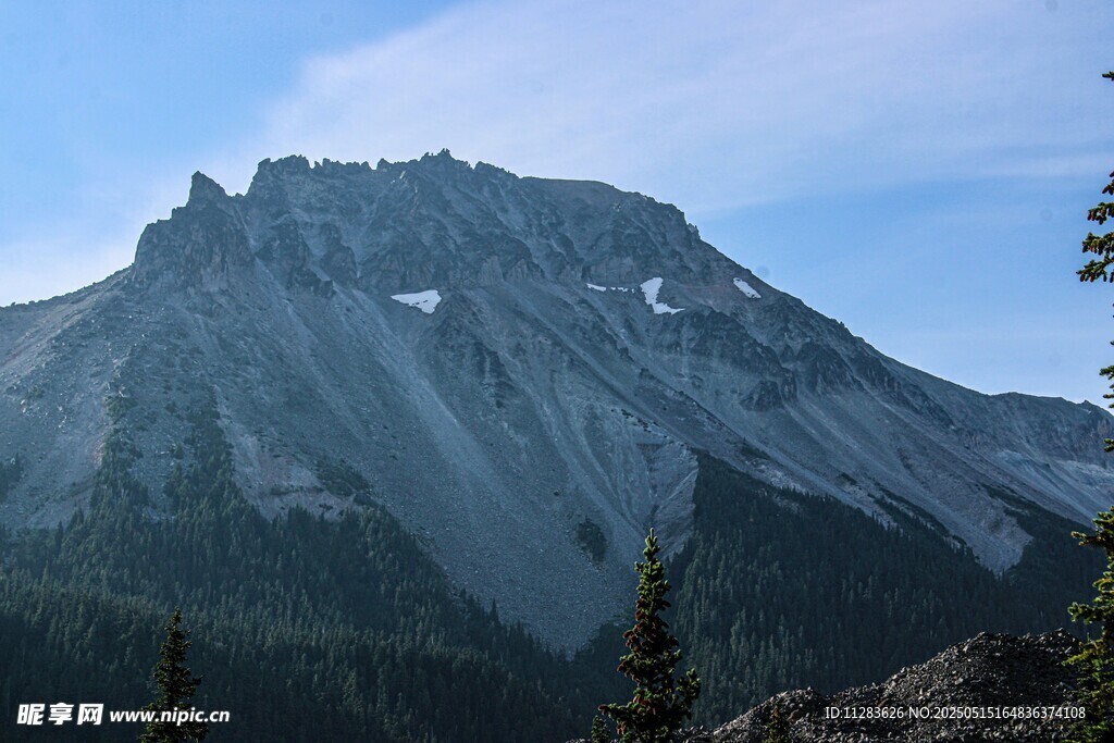 巍峨高山景色壮丽