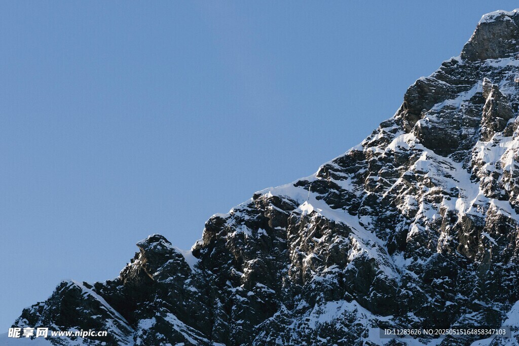 雪覆峻峭山峰