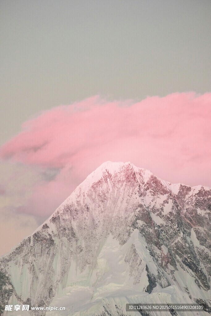 雪山之巅的梦幻粉色霞光