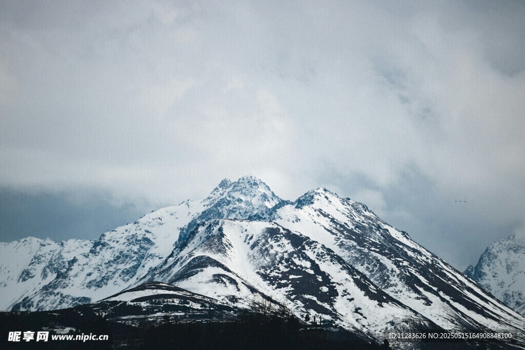 巍峨雪山云雾缭绕