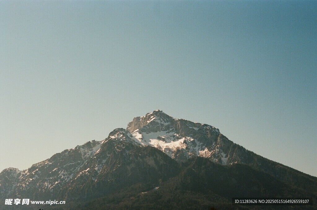 巍峨雪山壮丽景致