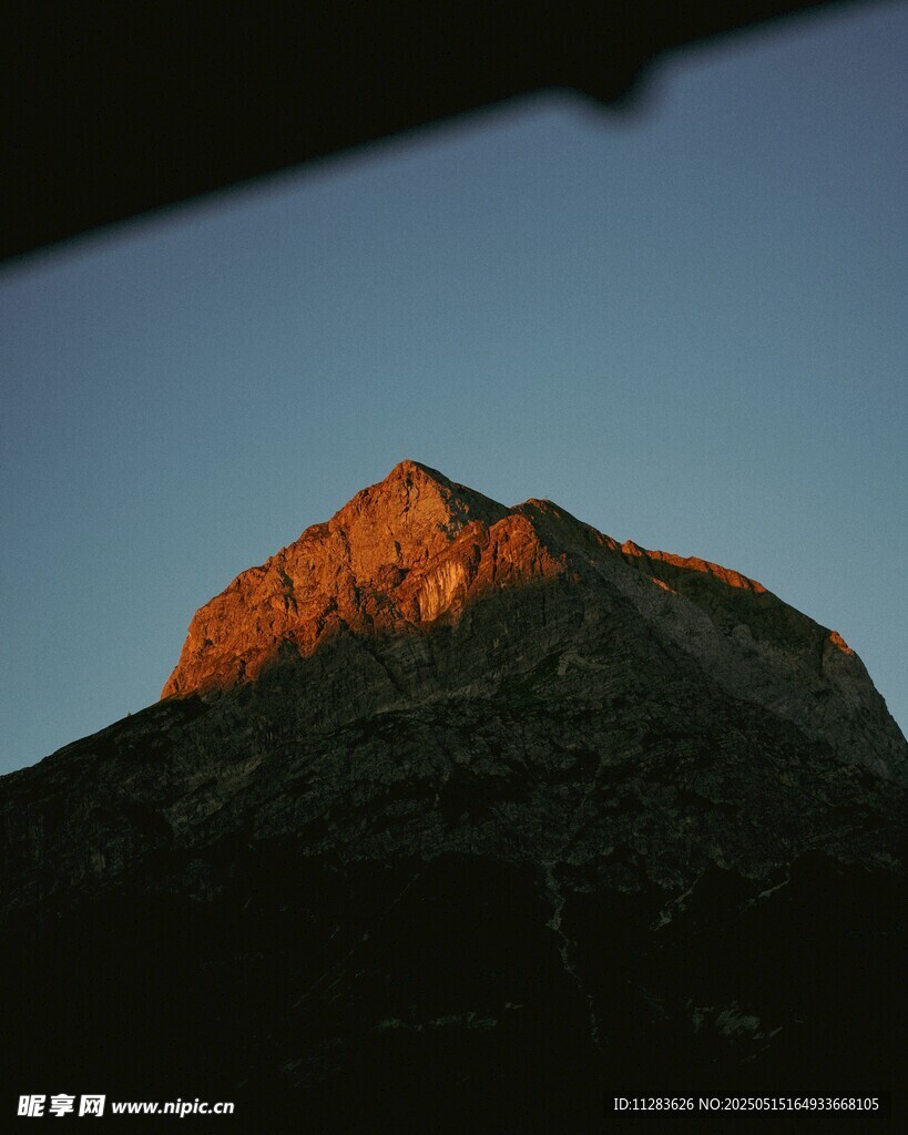 夕阳下的巍峨山峰