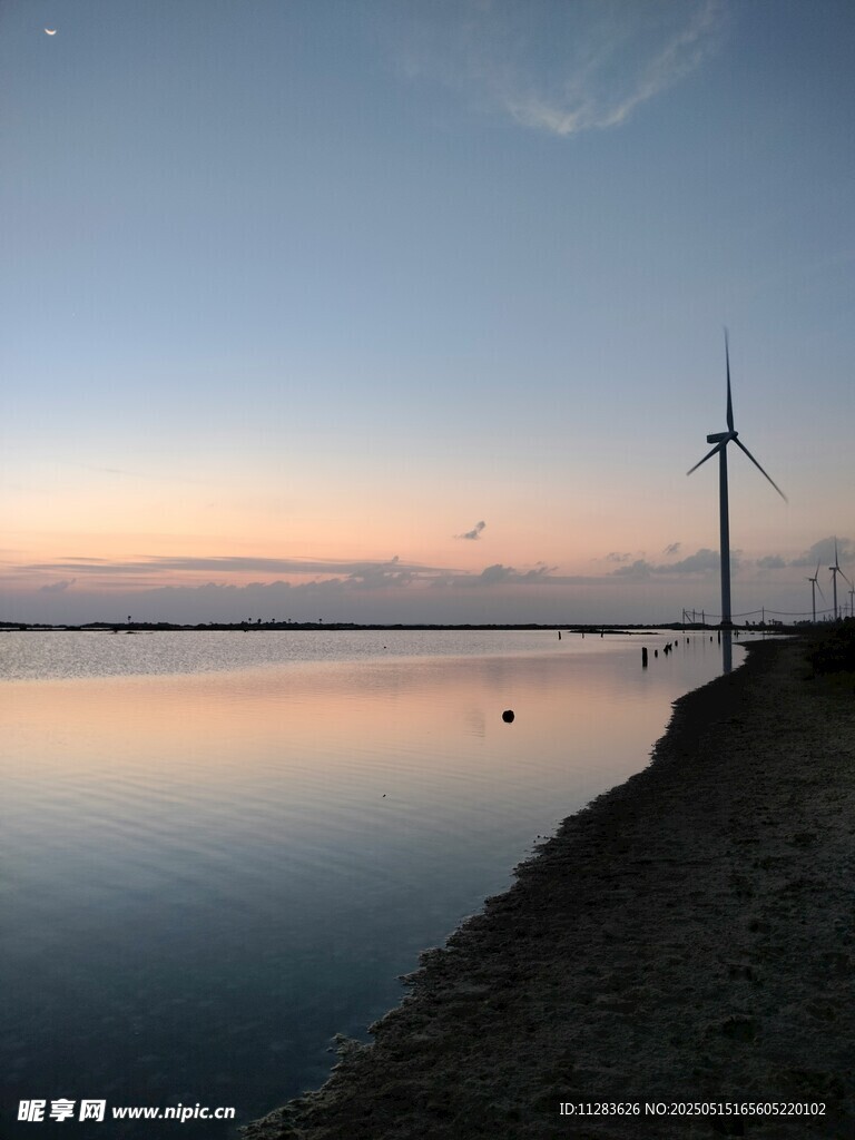 海边风车与黄昏静谧景致
