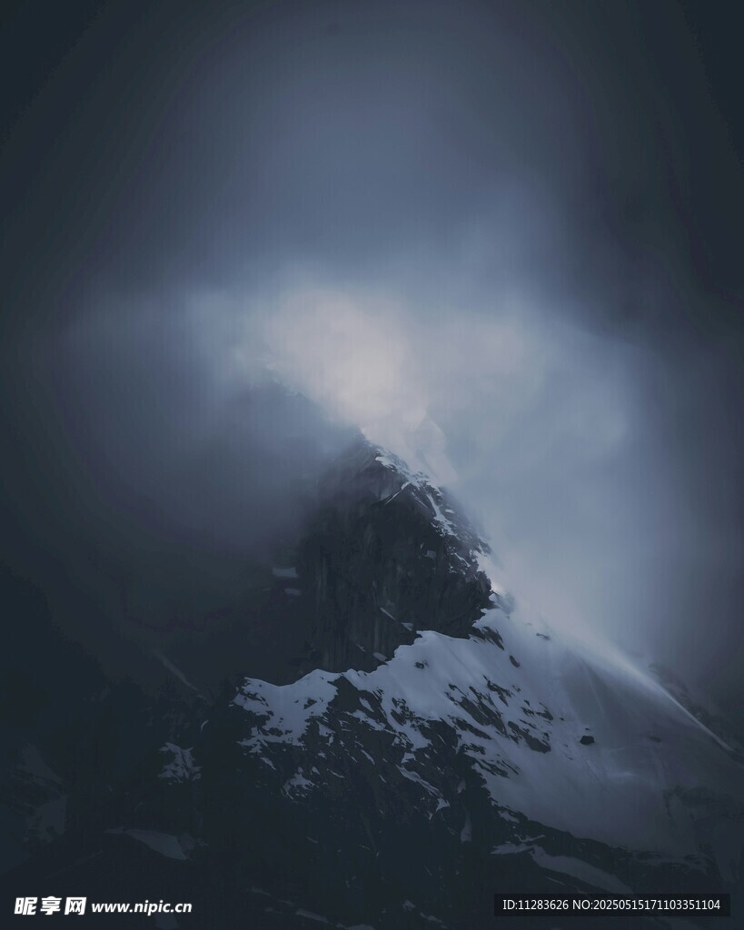 云雾缭绕的巍峨雪山