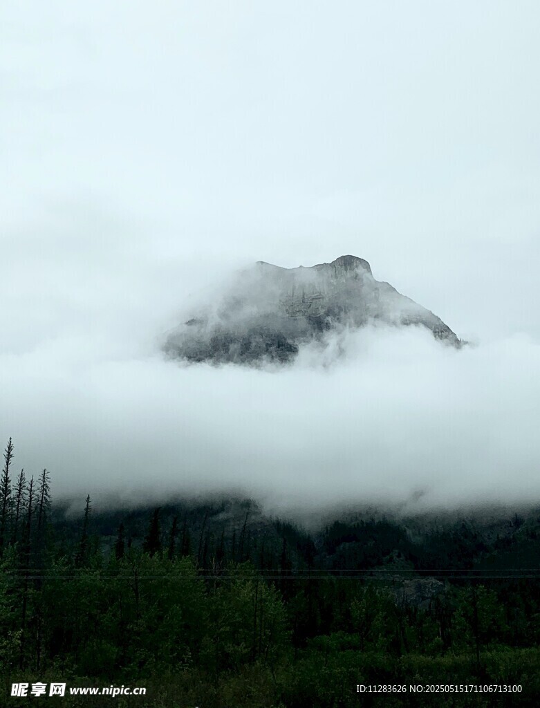 云雾缭绕中的巍峨山峰