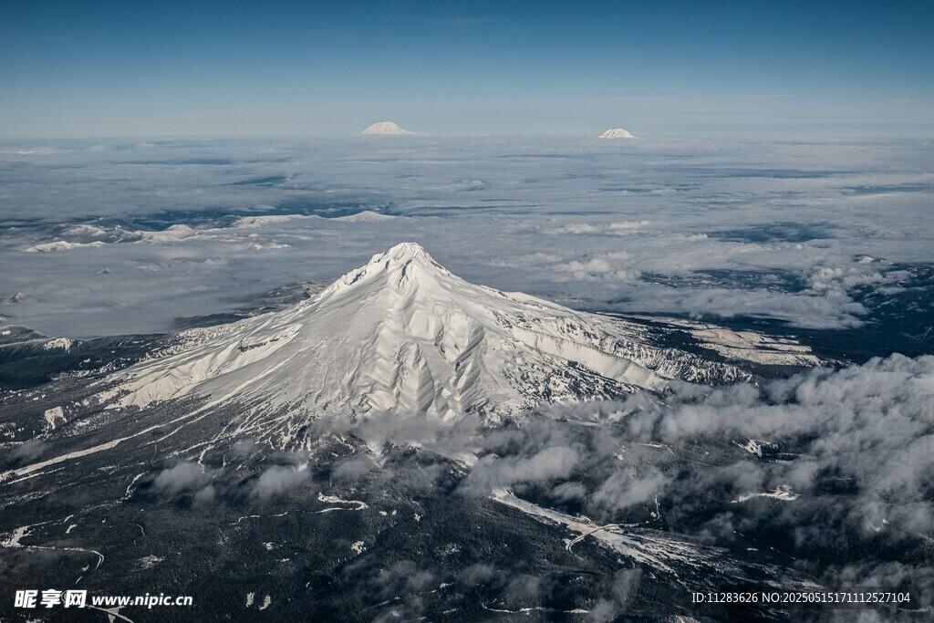 俯瞰巍峨雪山云海景观
