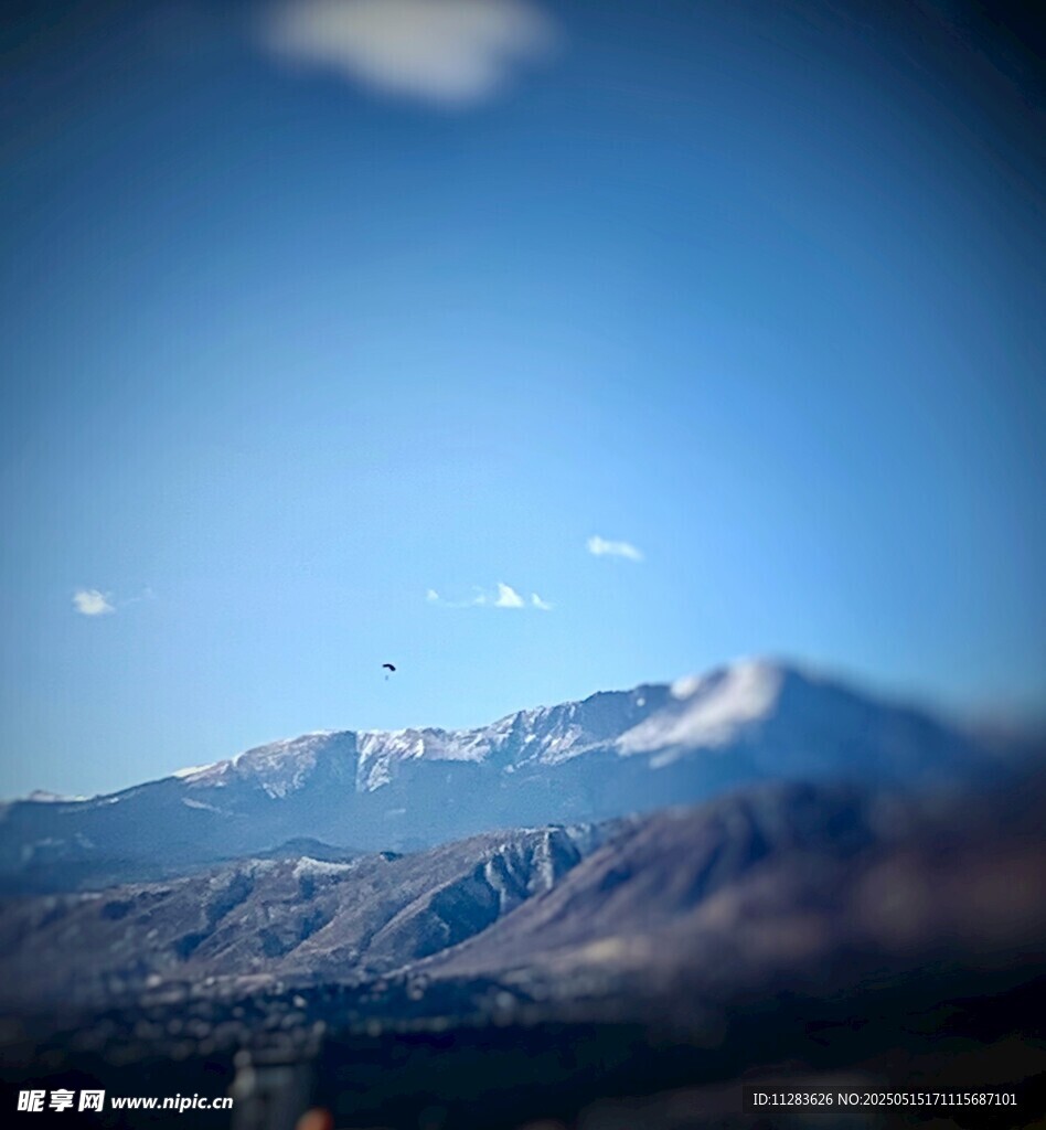 壮丽雪山蓝天美景