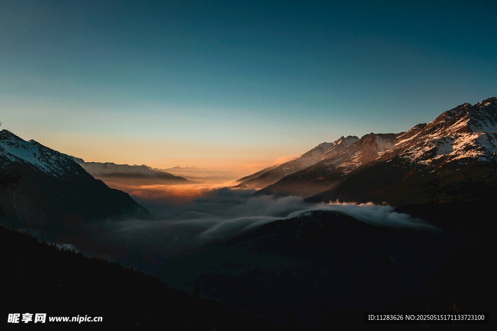 山间晨曦云海壮丽美景