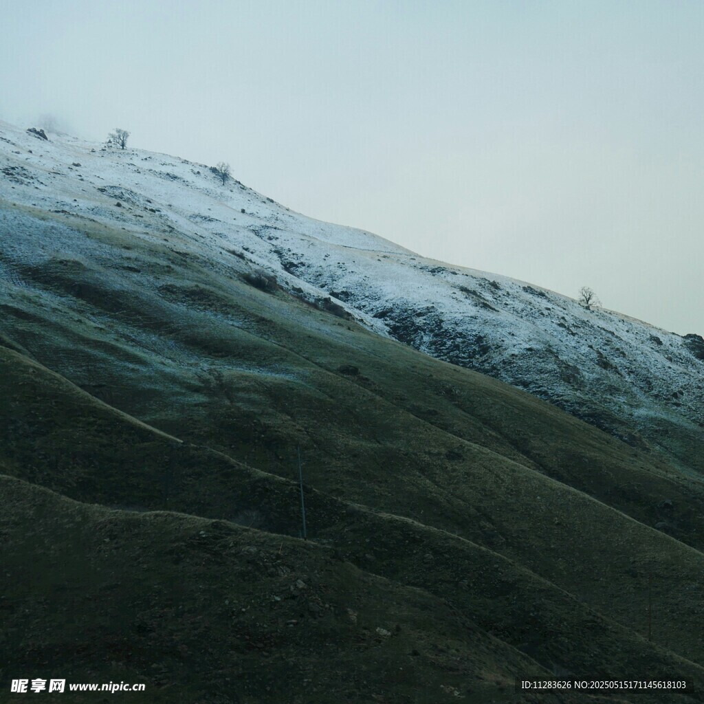 雪山下的起伏山峦