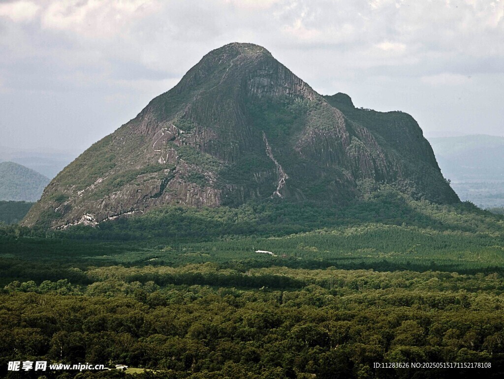 巍峨山峰下的葱郁绿野