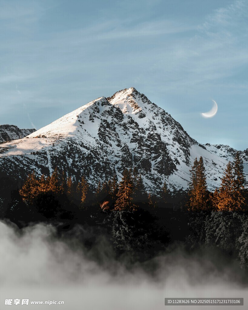 雪山云海间的梦幻景致