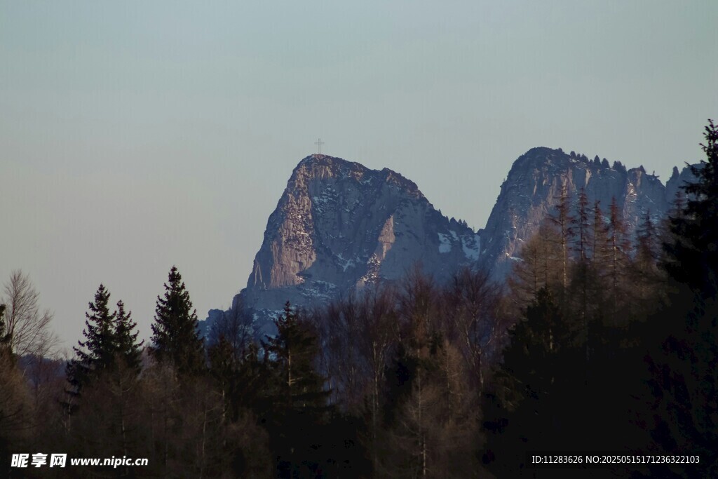 山林间的巍峨双峰