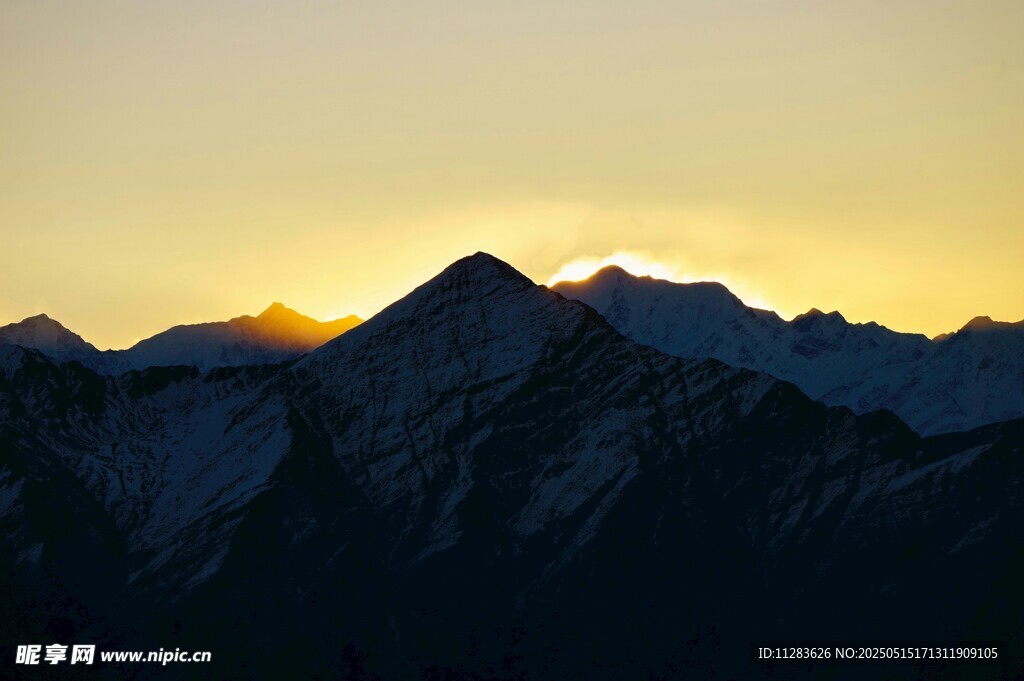 夕阳下的壮丽雪山