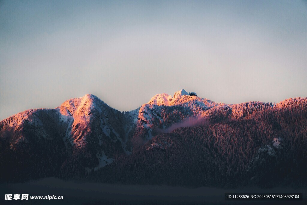 夕阳下的壮丽山峰