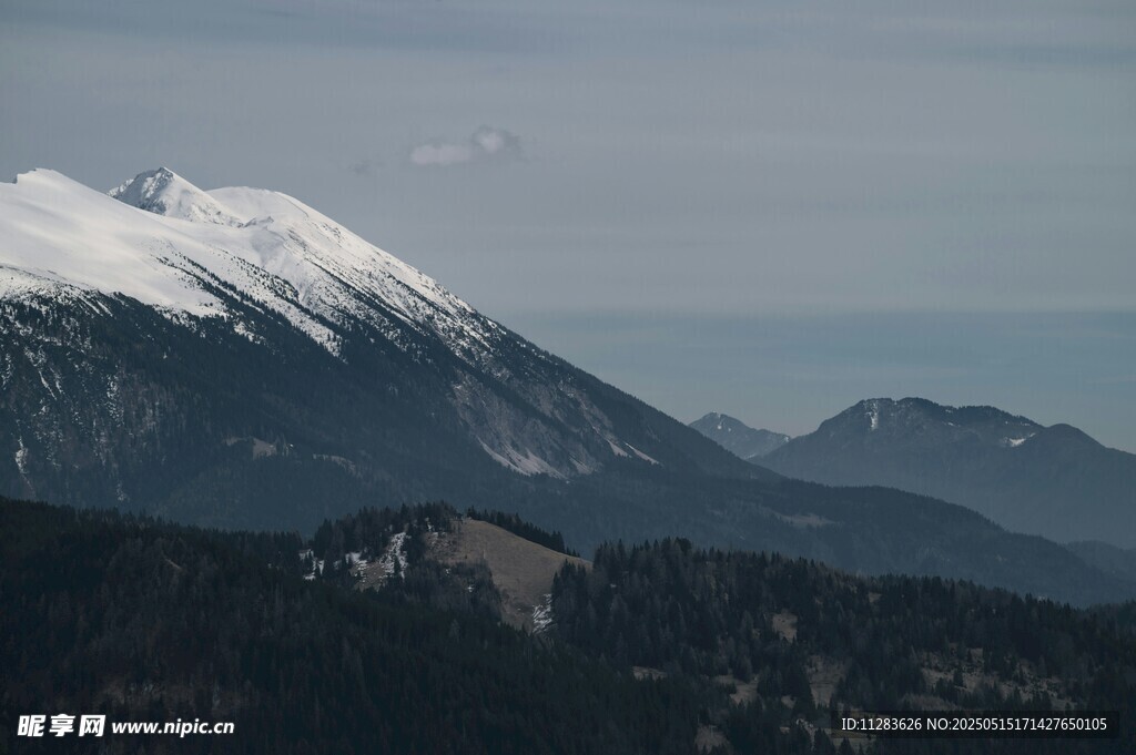 雪山远景壮丽风光