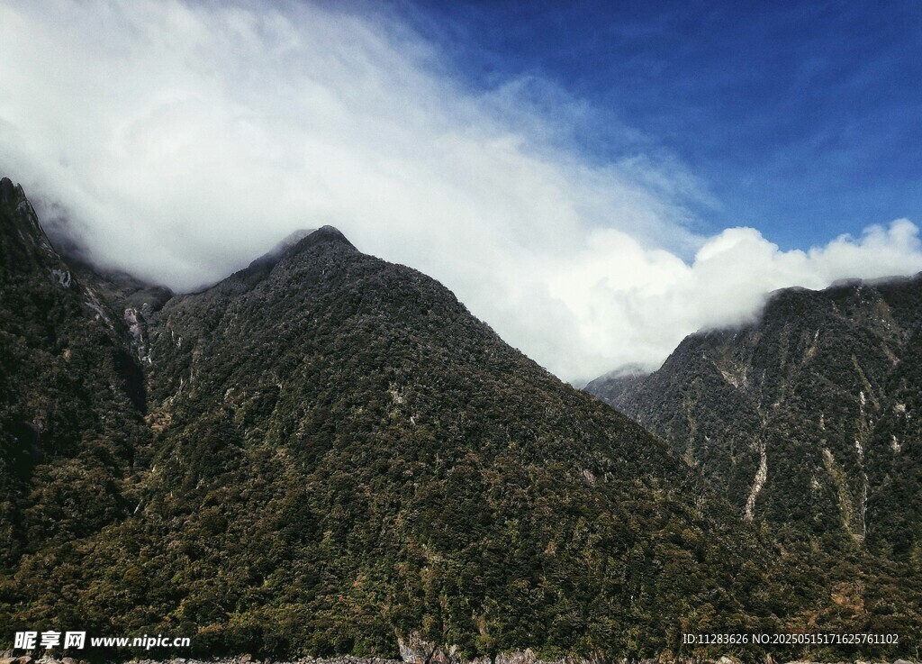 巍峨山峦间的云海奇观