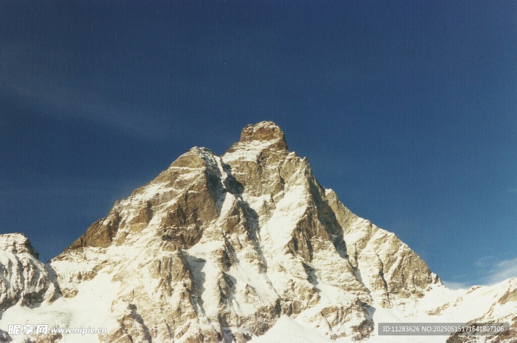 巍峨雪山壮丽景致
