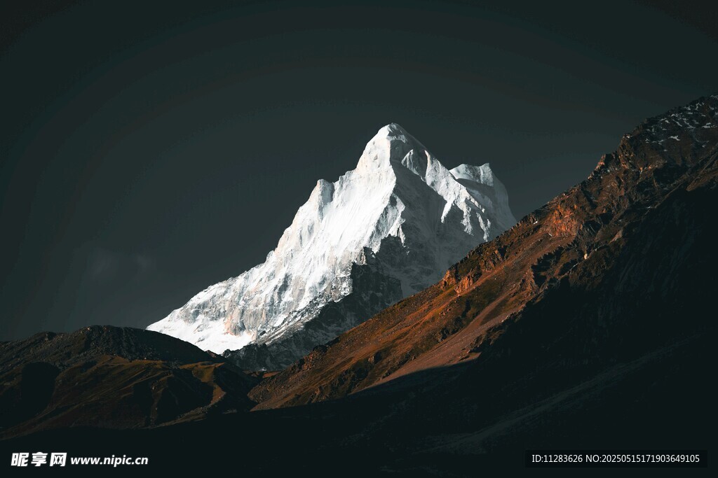 巍峨雪山壮丽景致