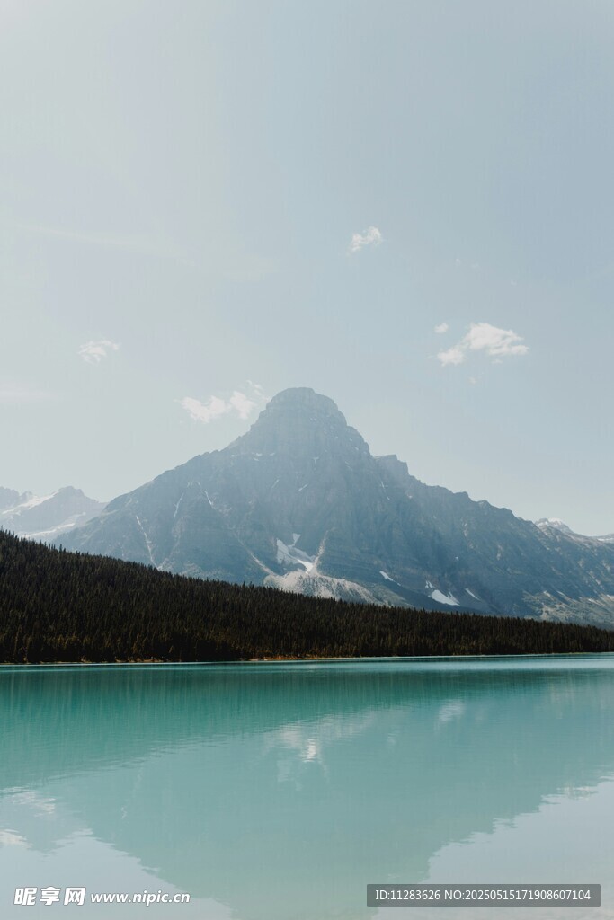 静谧湖山美景