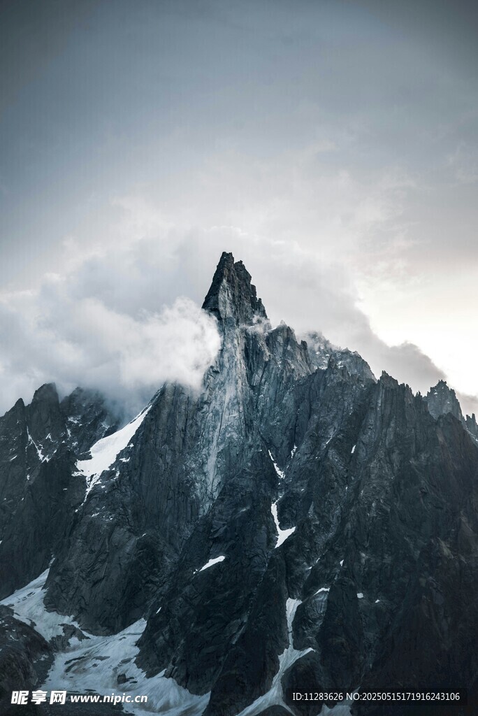 巍峨雪山云雾缭绕之景