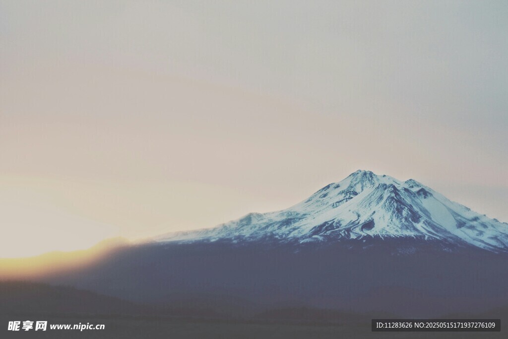 雪山远景