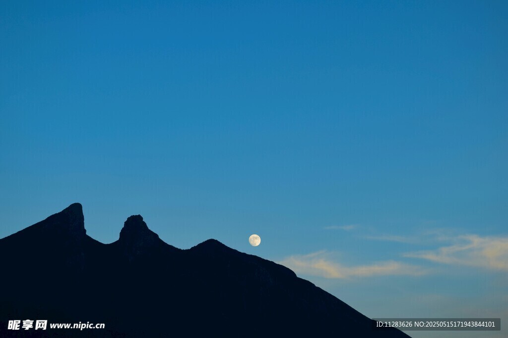 夜幕下的山峦与初升明月