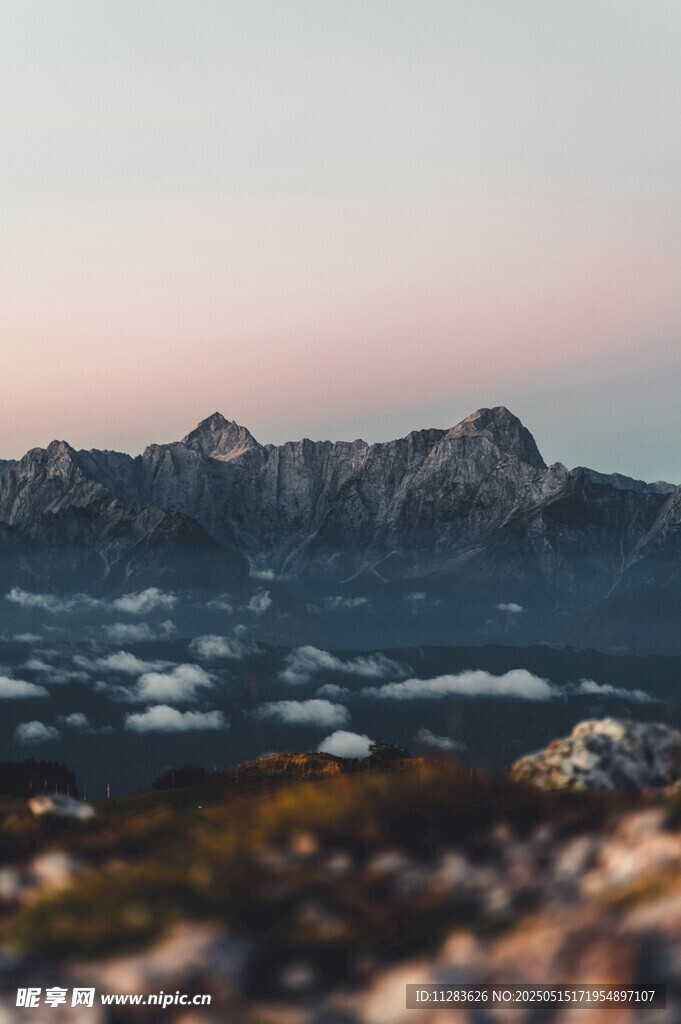 山间晨曦美景