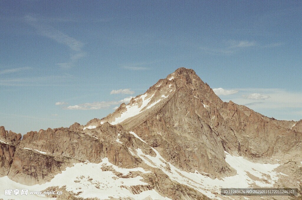 巍峨雪山山峰壮丽景观