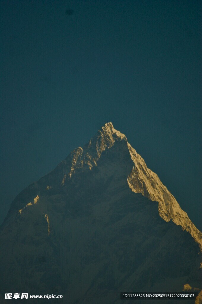 金色峰顶的巍峨高山