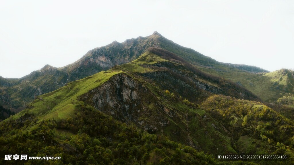 翠绿山峦美景