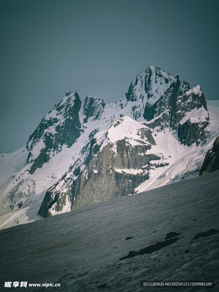 巍峨雪山壮丽景致