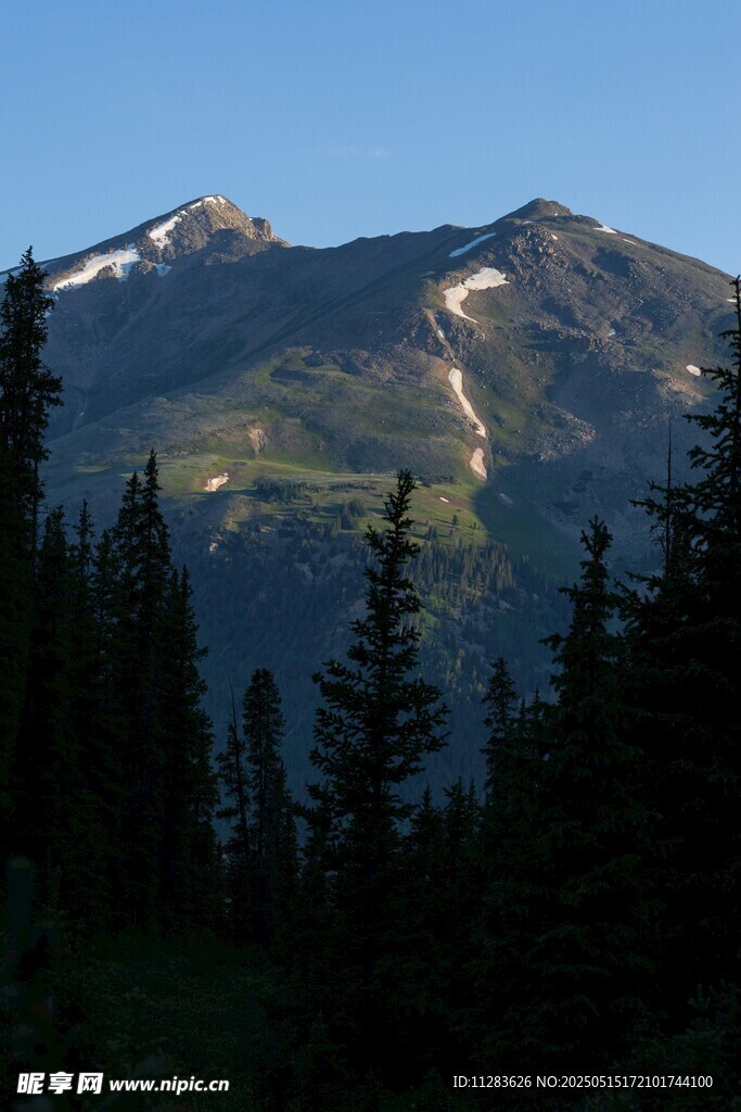 山林间的巍峨山峰