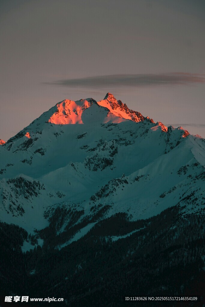 雪山日出美景