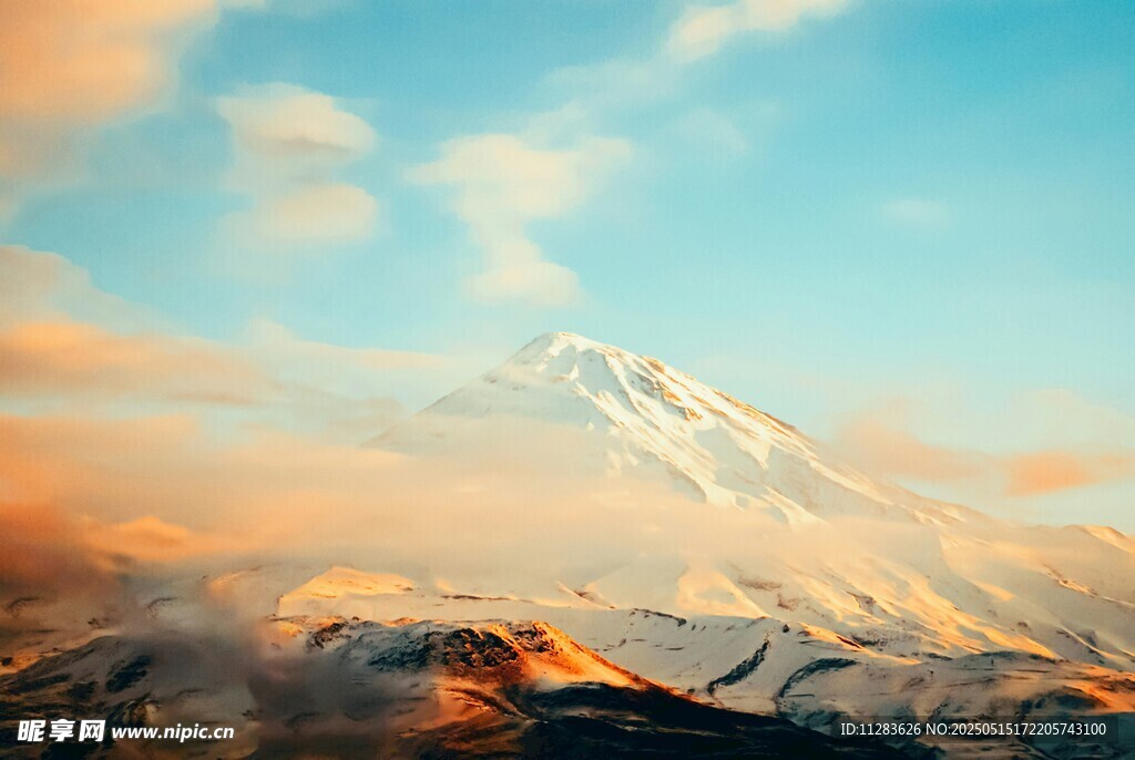 壮丽雪山日出美景