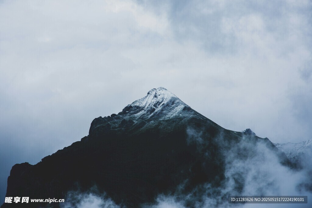云雾缭绕的巍峨雪山