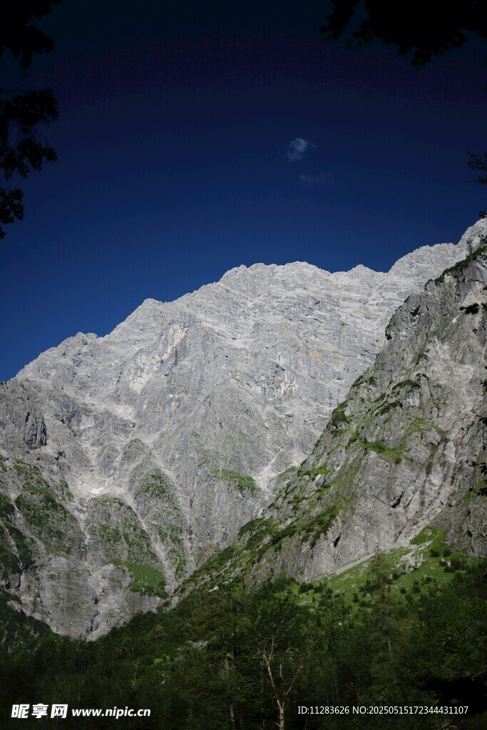 巍峨山峦与夜空明月