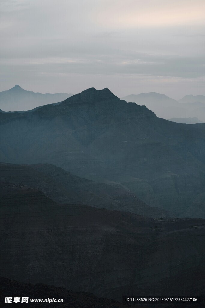 远山暮色
