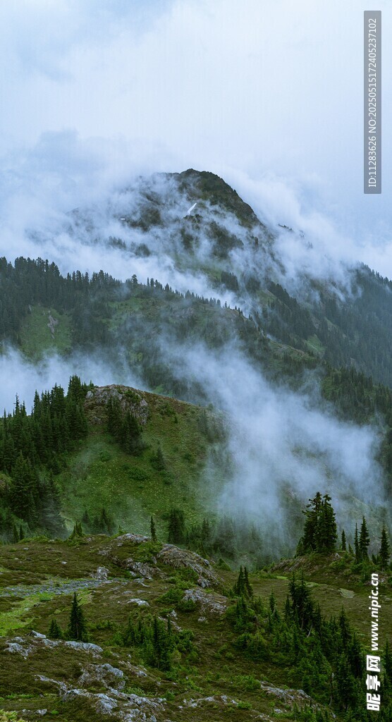 山间云雾缭绕的秀丽景致