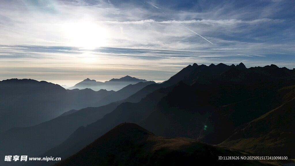 山间日出美景