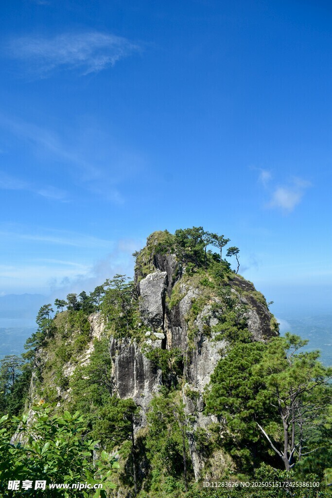 巍峨山峰绿意环绕