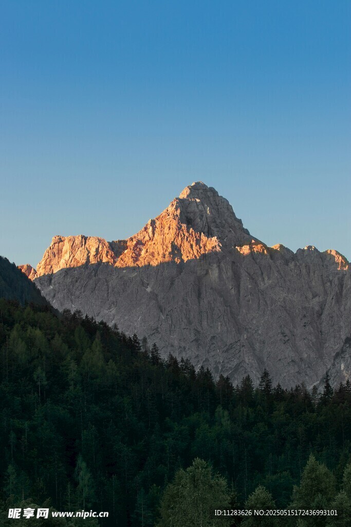 夕阳下的巍峨山峰