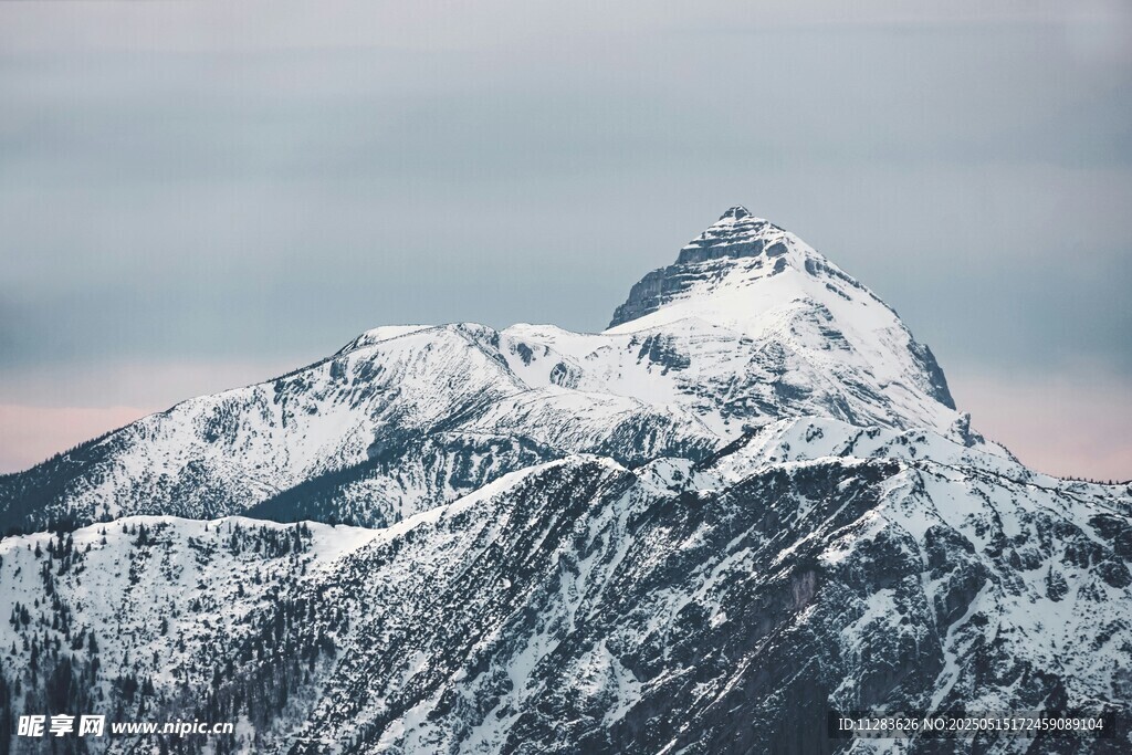 雪山之巅壮丽景致