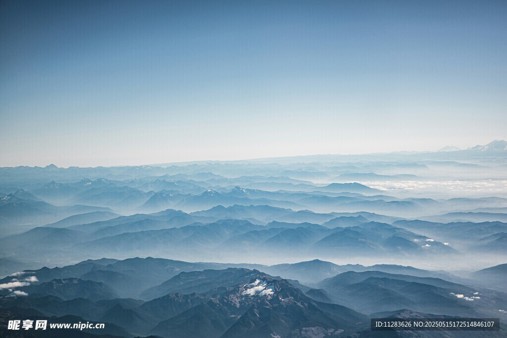 俯瞰连绵山脉壮丽景观